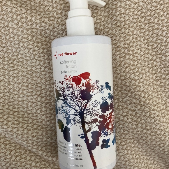BRAND NEW / NEW RED FLOWER Palo santo softening lotion - Picture 1 of 3